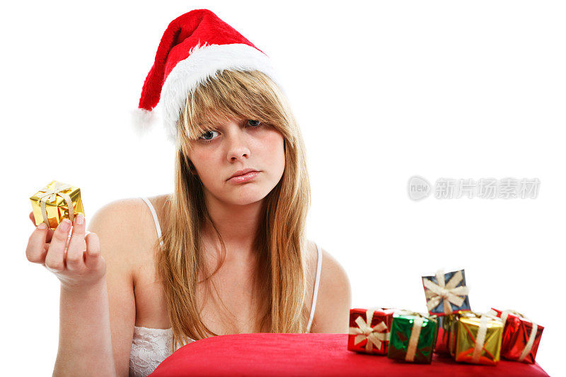悲伤的圣诞少女对她的礼物感到失望
