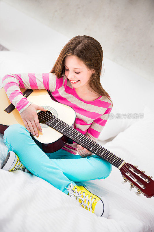 女孩弹着吉他