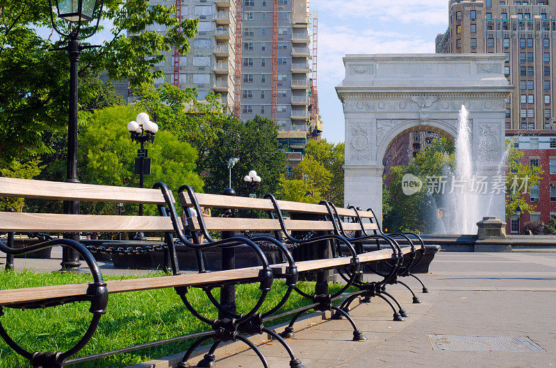 曼哈顿华盛顿广场公园的长凳和拱门