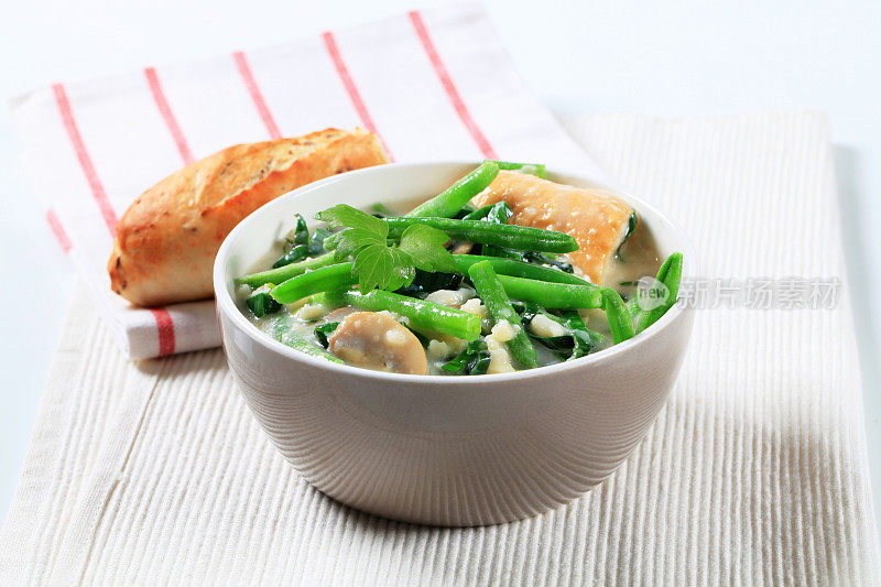 绿豆汤配法式长棍面包