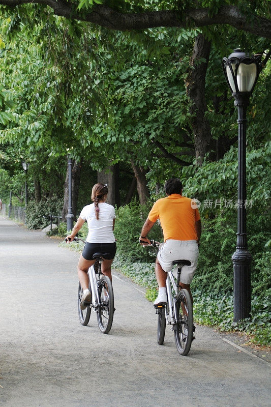 一对夫妇在纽约中央公园骑自行车