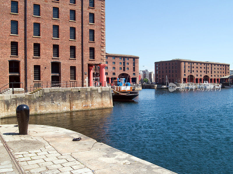 利物浦阿尔伯特码头的码头和系泊柱。