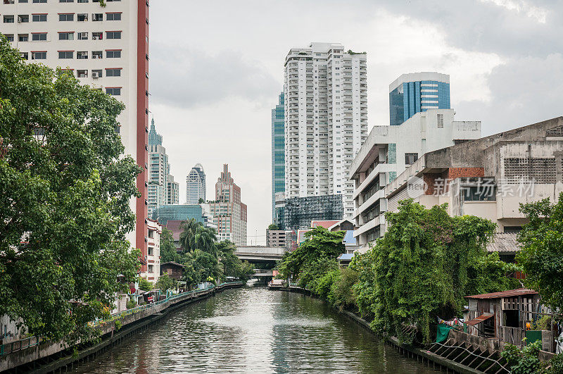 曼谷运河旁边的公寓