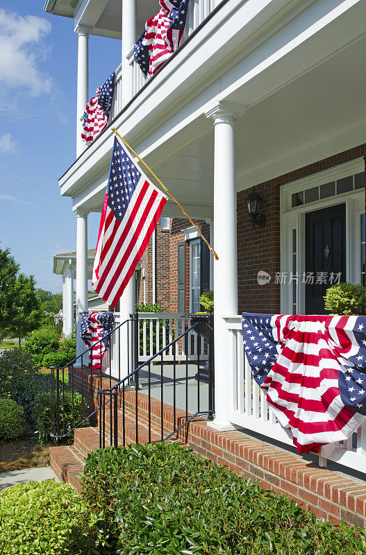 节日期间，美国国旗装点着家庭