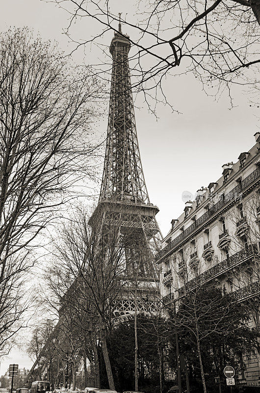 法国巴黎街头的埃菲尔铁塔