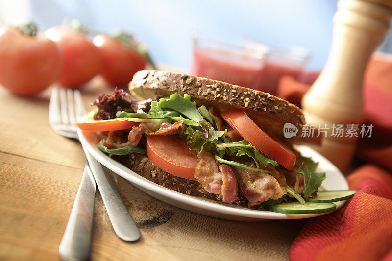 三明治配料:培根，生菜和番茄BLT