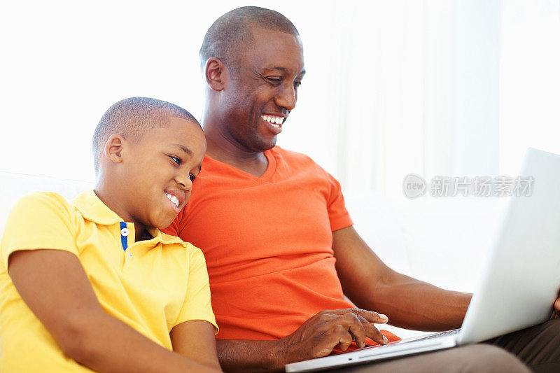 父亲和儿子花时间一起使用笔记本电脑