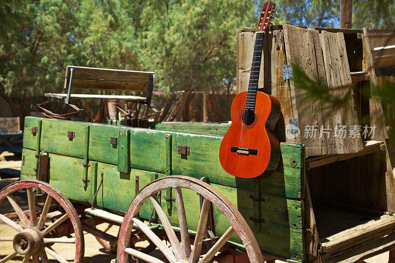 西部音乐吉他和旧西部马车轮