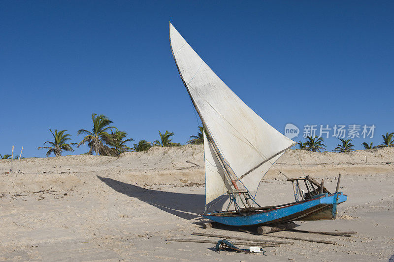 帆船搁浅，帆开了