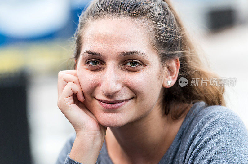 微笑的以色列年轻女子