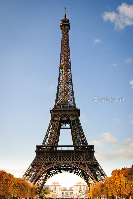 秋天，法国巴黎的埃菲尔铁塔