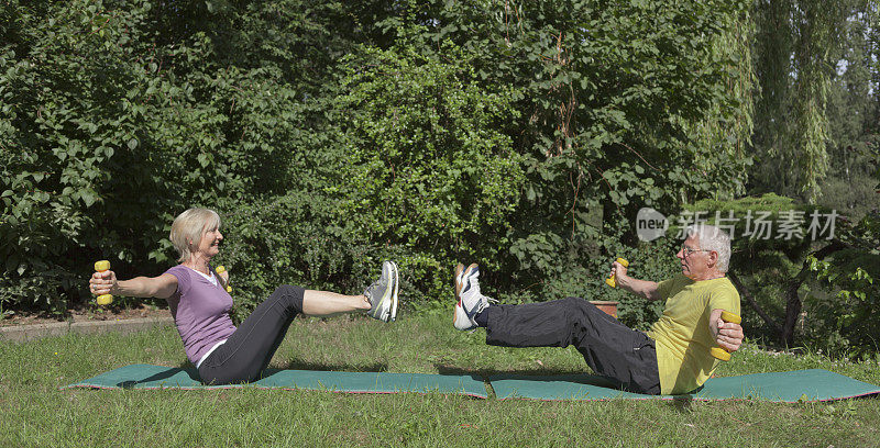 老年夫妇在花园户外健身计划