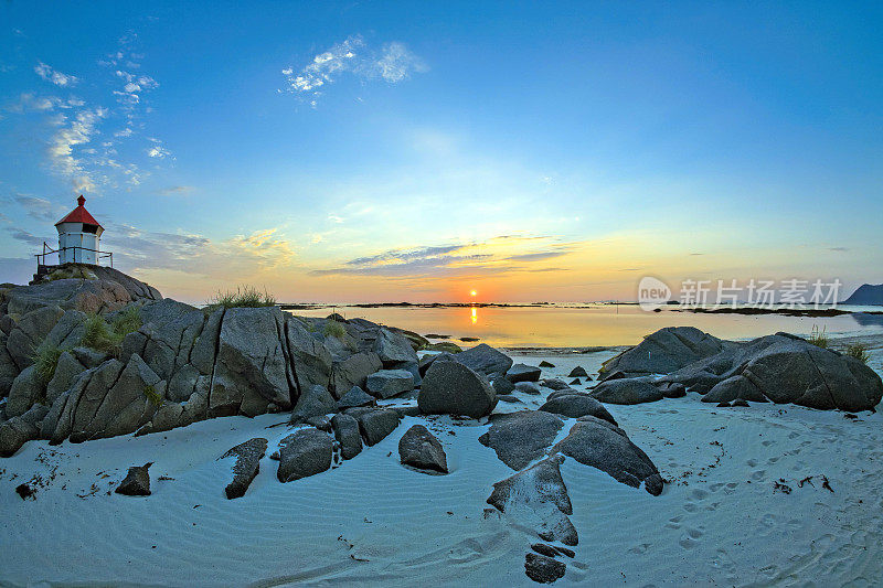 挪威罗浮敦群岛峡湾灯塔夏至美景