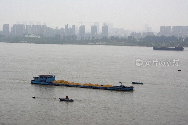 中国南京长江上运煤的轮船