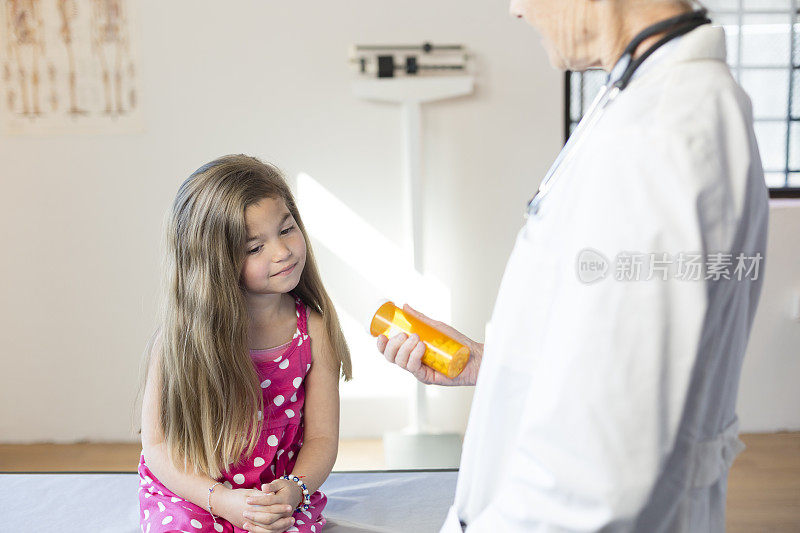 西班牙女孩的儿科医生就诊，药物治疗