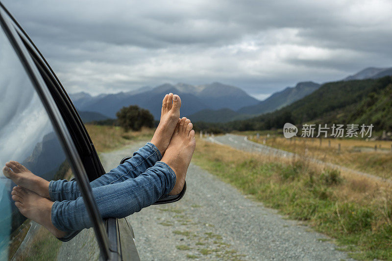 车窗外挂着个女人的脚