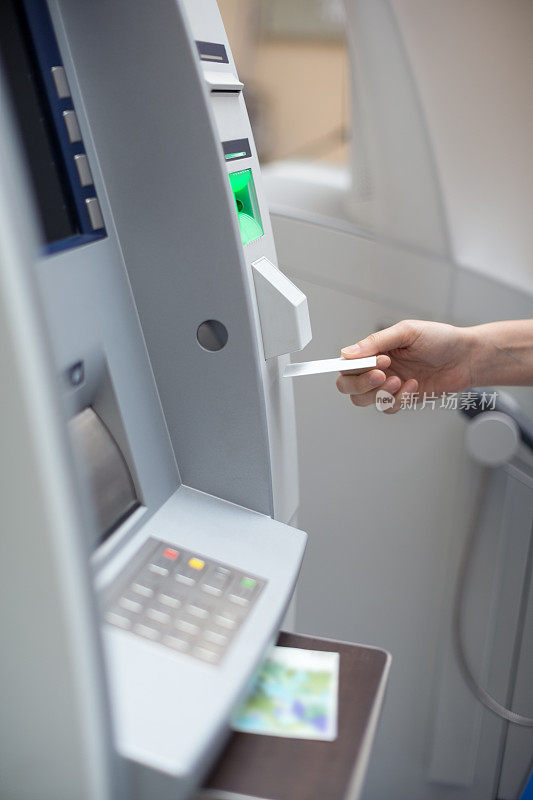 在ATM机上扫描信用卡