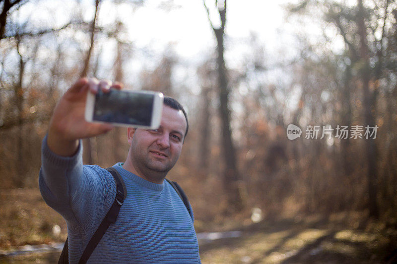 树林里的男人在自拍。Selfies时间