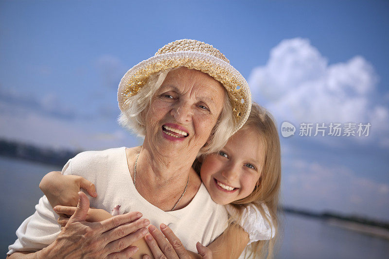 快乐的祖母和孙女。