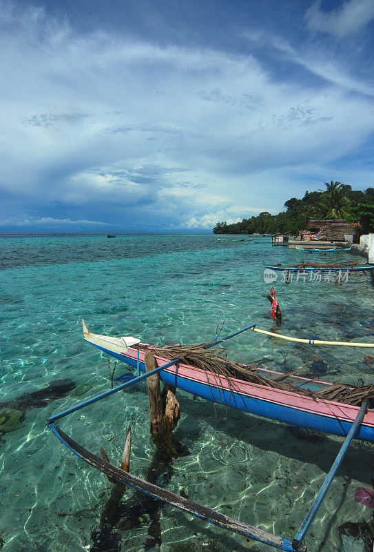 印度尼西亚，踩高跷的渔船