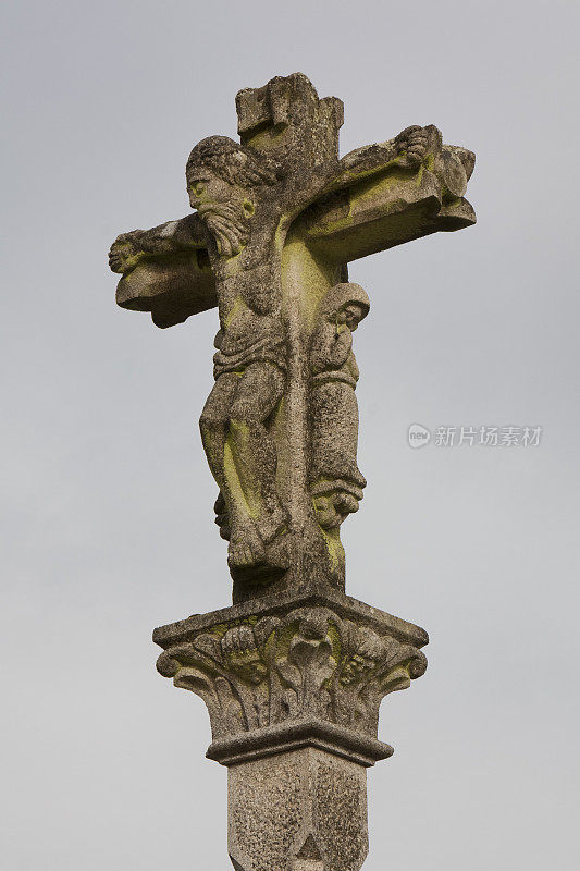 古老的石头十字架