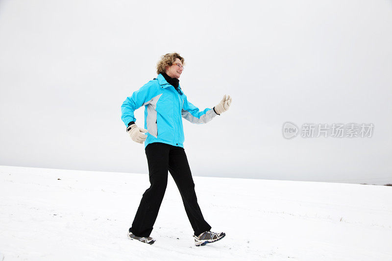 雪中漫步的女人