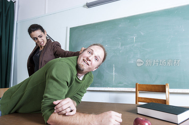成人教育课上的乐趣和殴打。