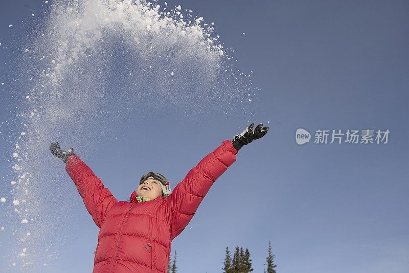 女人向空中抛雪