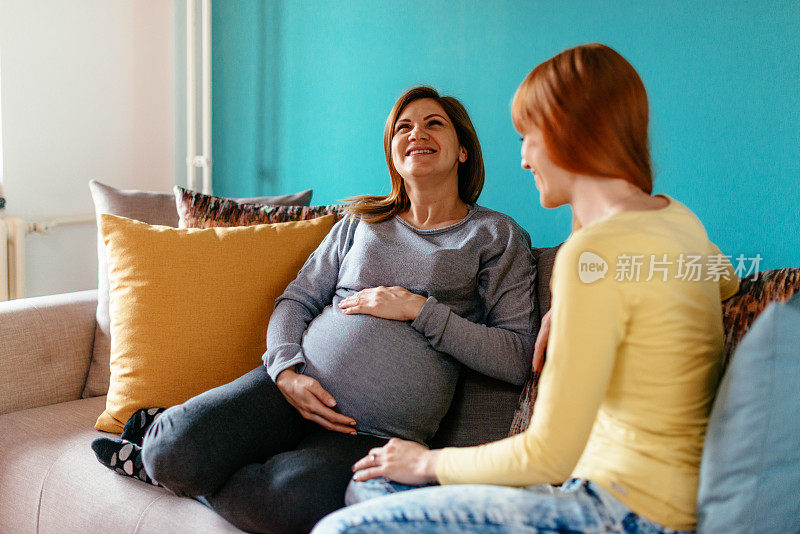 肖像迷人的女性朋友，一个女人是怀孕后期的怀孕