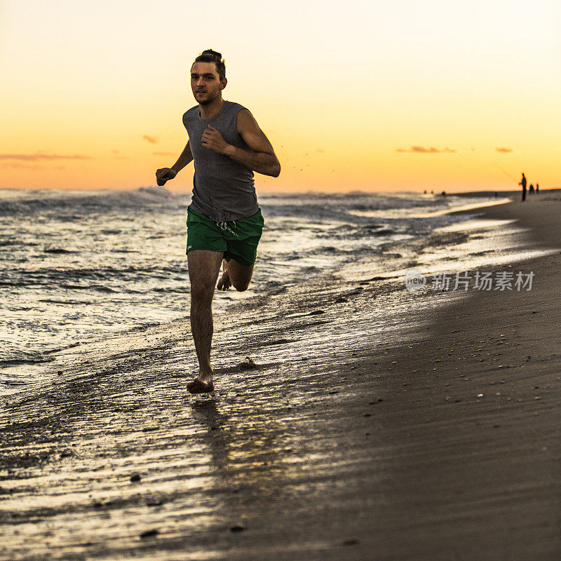 在美国长岛汉普顿海滩跑步的年轻人