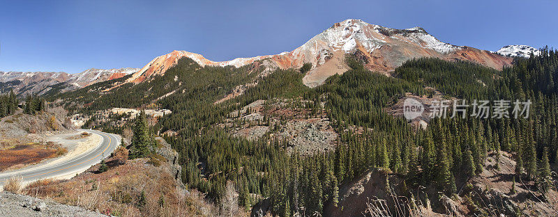 红色山全景