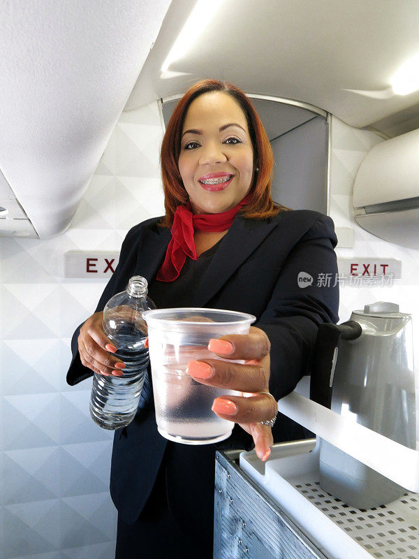 女乘务员向航空乘客提供饮料