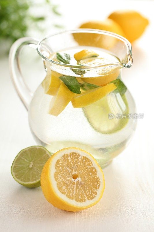 新鲜的柠檬水