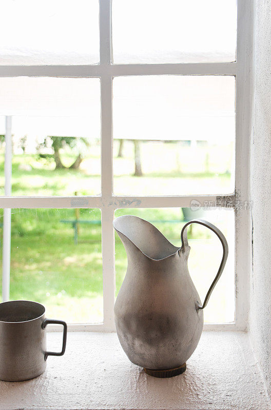 窗台上的锡水罐和杯子