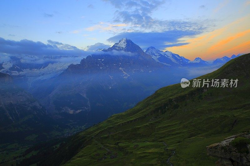 瑞士阿尔卑斯山:艾格尔，格林德沃山谷上方的河流，戏剧性的黎明