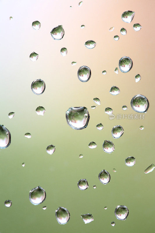 雨打在窗户上