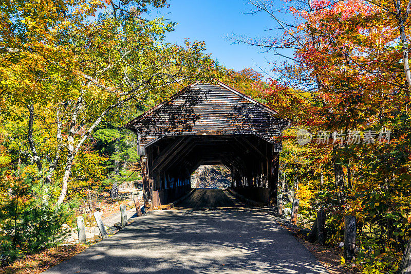 秋天的盖桥，新罕布什尔州，美国