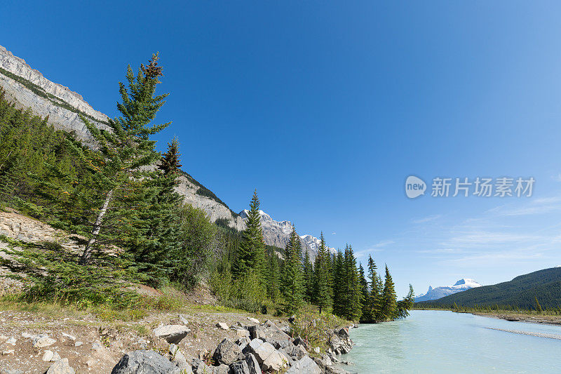 加拿大落基山脉的顶峰和河谷夏日风光