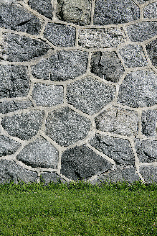 石墙和草