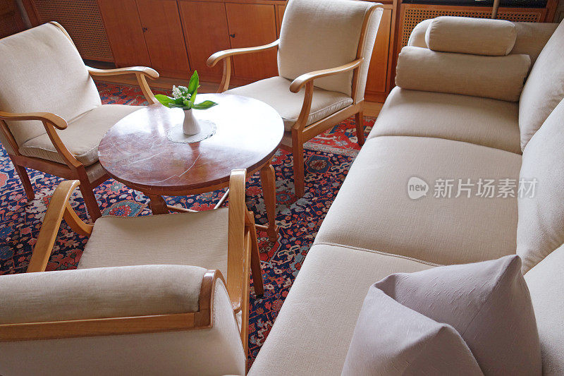米色复古沙发、椅子和50张小圆桌