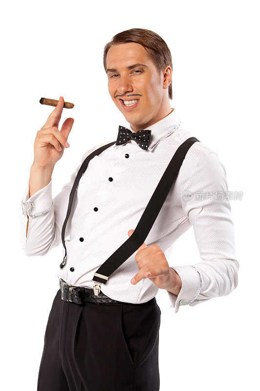 穿背带的男人抽雪茄。