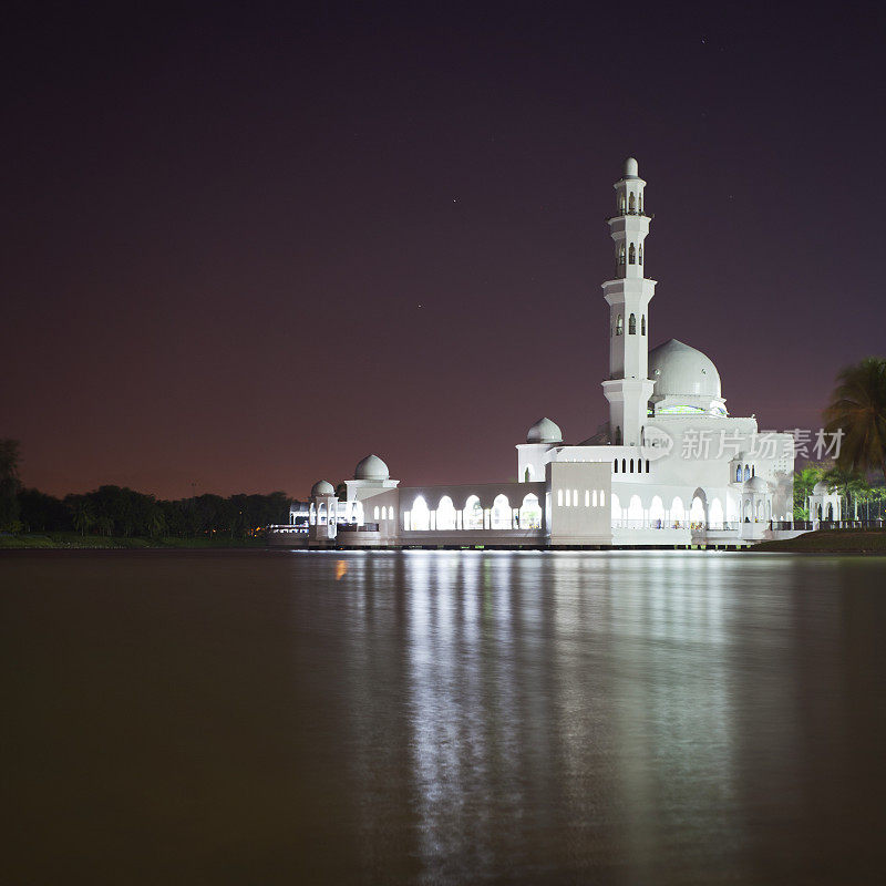 马来西亚吉隆坡市漂浮的mosque。