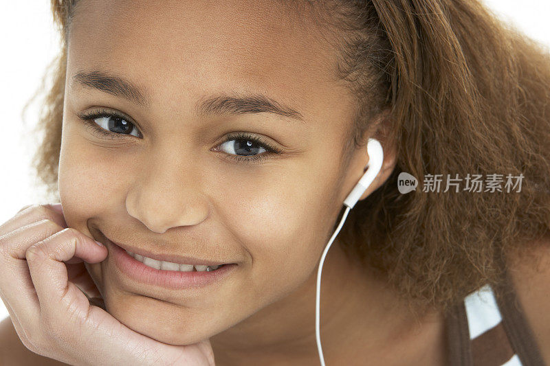 年轻女孩听MP3播放器
