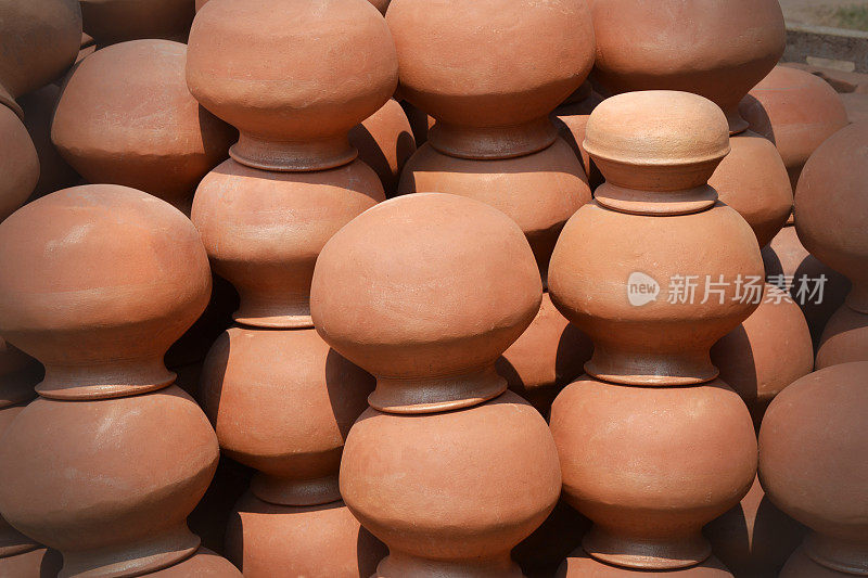 出售的一组粘土陶器