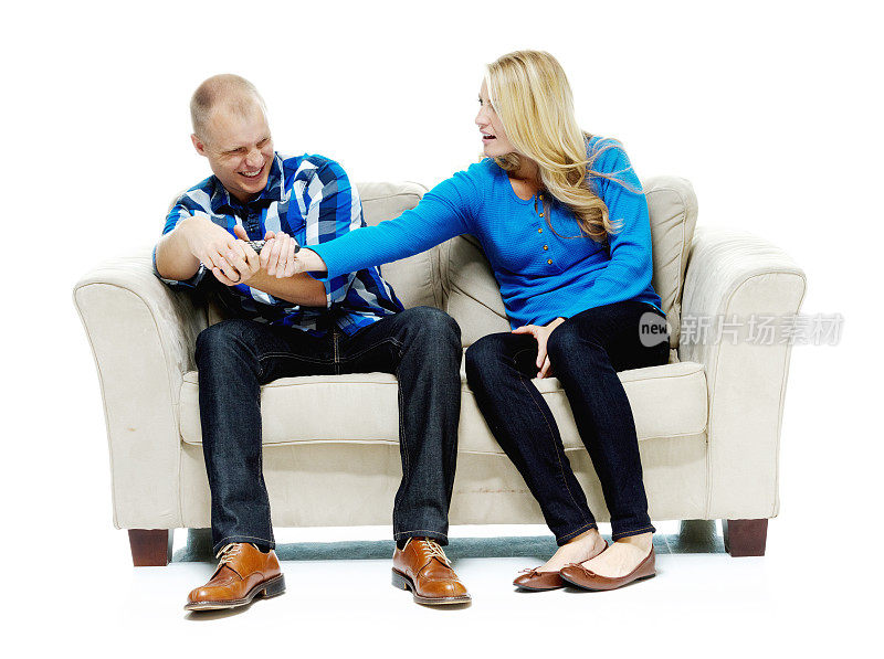 一对年轻夫妇坐在沙发上
