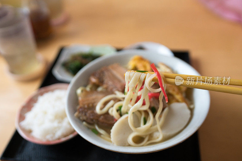 一碗传统冲绳汤