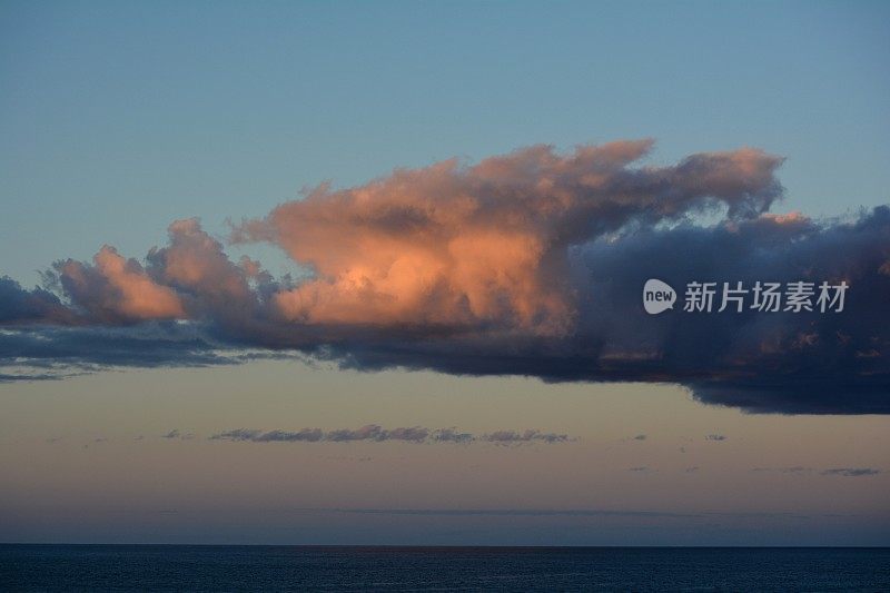 海洋上空的雨云