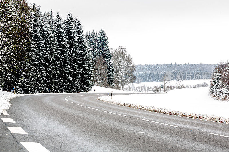 在乡村的道路在一个强大的冬季