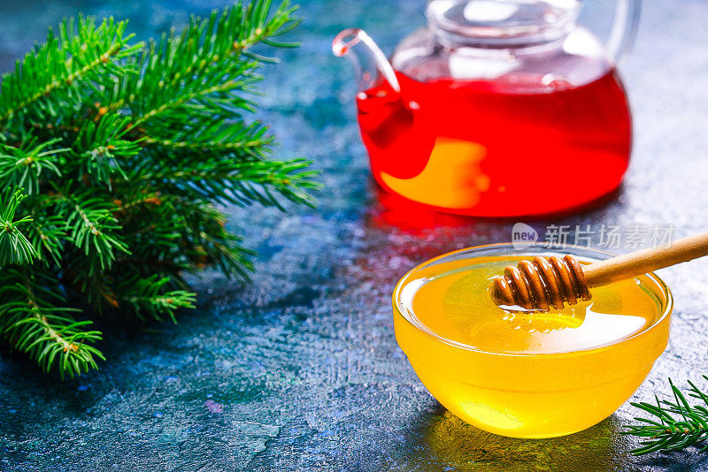 蜂蜜，茶和常青树枝