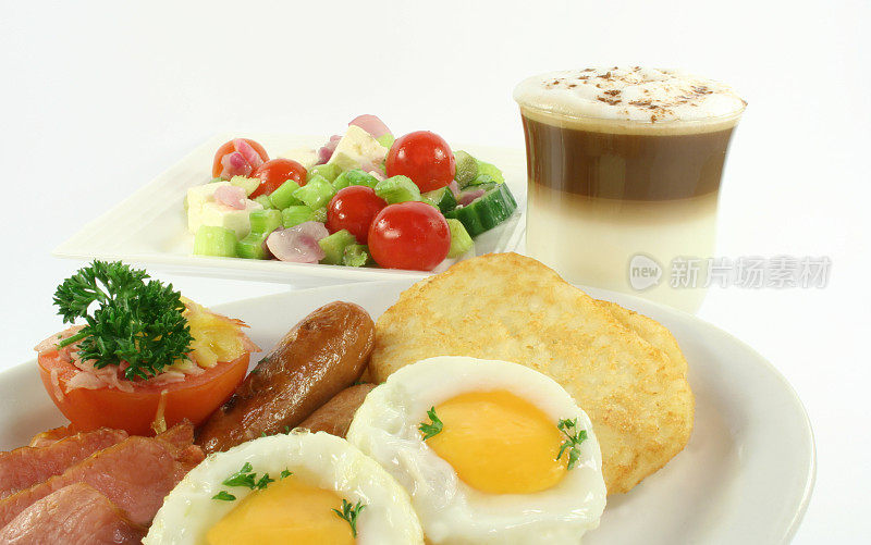 培根，鸡蛋，土豆饼，西红柿，香肠，沙拉和拿铁咖啡